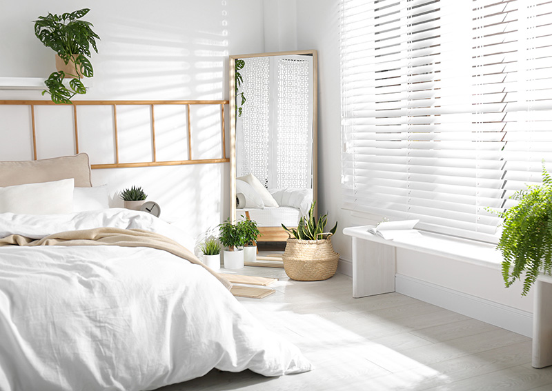 Spiegel mit Holzrahmen unterstreichen die gemütliche Atmosphäre im Schlafzimmer
